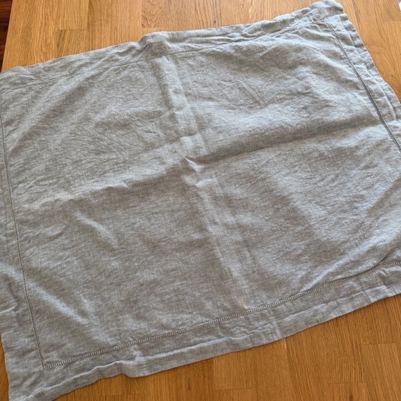 Pottery Barn Two Gray 100% Linen Pillow Shams 26in x 20in - Picture 3 of 10